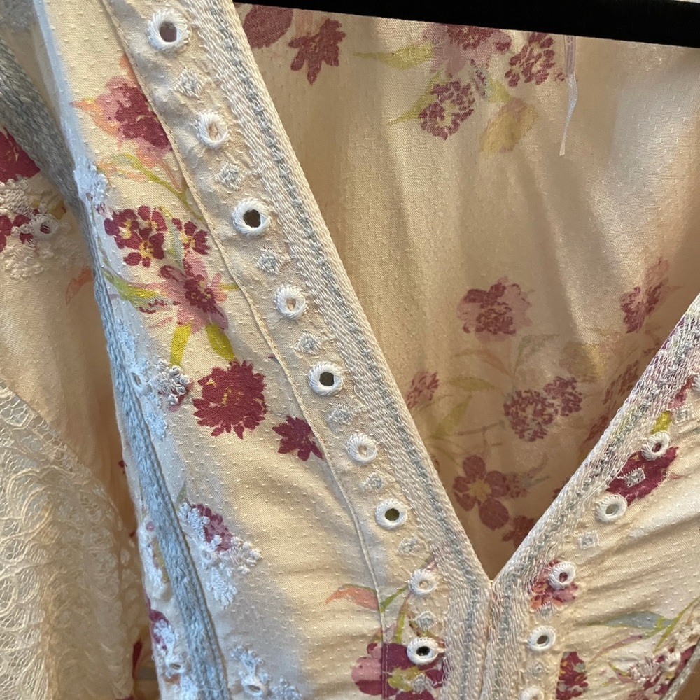 COPY - FREE PEOPLE LACE DETAIL EMBROIDERED TOP WITH BALLOON SLEEVES - Picture 4 of 5